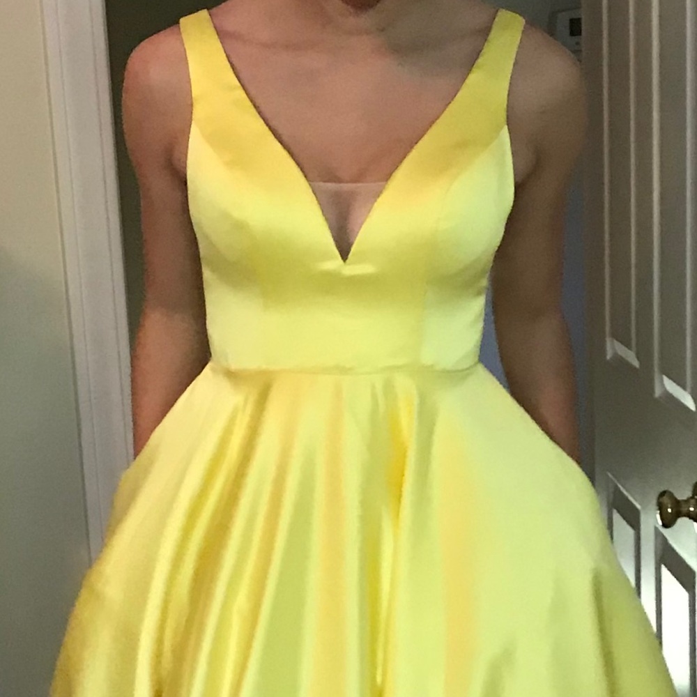 BEAUTIFUL Yellow Size 4 gown!! - Picture 4 of 5